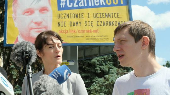 Billbordy przeciwko Przemysławowi Czarnkowi