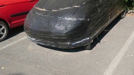 Tajemniczy samochód owinięty czarną folią