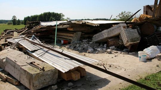 Zniszczenia po przejściu trąby powietrznej w gminie Kłoczew