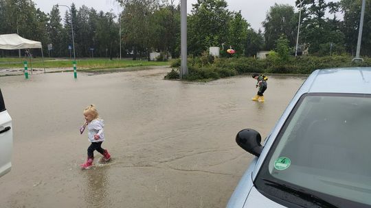 Jezioro na parkingu Biedronki w Lublinie