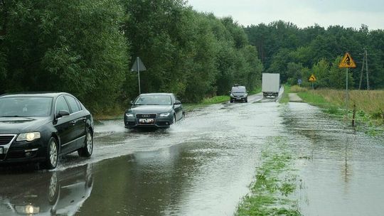 Po ulewach zalane drogi na terenie gminy Wólka