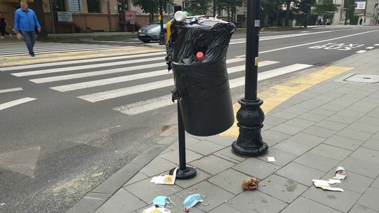 Przepełnione śmietniki w Lublinie