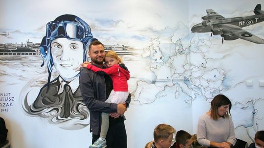 Otwarcie księgarni IPN z muralem Eugeniusza Kasprzaka