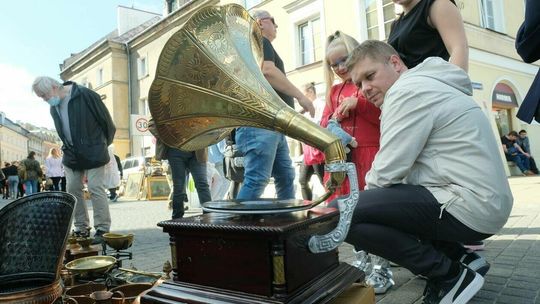 Lubelska giełda staroci: pogoda sprzyjała kolekcjonerom