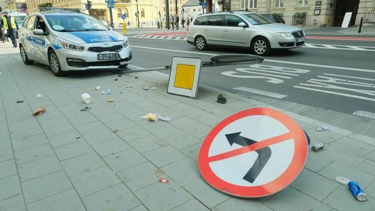 Pościg za motocyklistą. Rozbity jest jeden z radiowozów