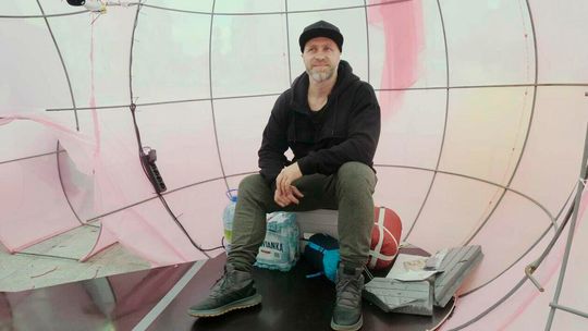 Happening Mikhaila Gulina przed Centrum Kultury