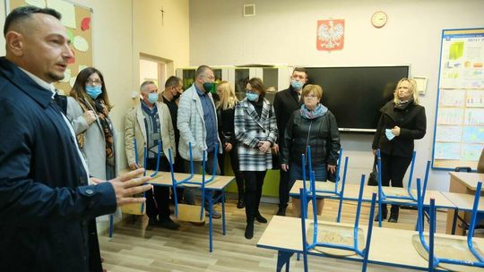 Szkoła Podstawowa w Nasutowie: wizja lokalna radnych 