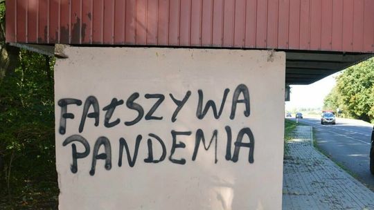 Napisy antyszczepionkowców w Zamościu i Szczebrzeszynie