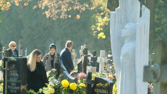 Cmentarz przy ul. Lipowej dzień przed Wszystkich Świętych