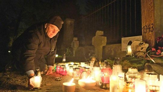 Cmentarz przy ul. Lipowej w nocnej scenerii Cmentarz przy ul. Lipowej w nocnej scenerii