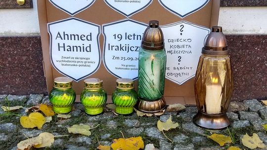 Symboliczne tablice pogrzebowe poświęcone zmarłym na granicy