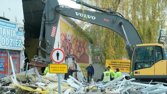 Zaczęła się rozbiórka budynku przy ul. Wieniawskiej, gdzie był sklep Biedronka