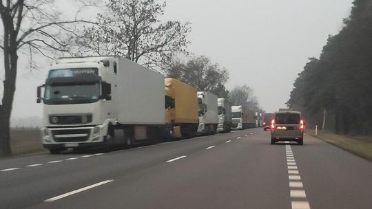 Kolejka ciężarówek przed terminalem w Koroszczynie Kolejka ciężarówek przed terminalem w Koroszczynie