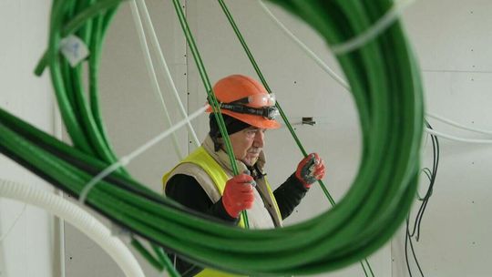 Prace wykończeniowe w nowym budynku szpitala SPSK 1 i panorama miasta z lądowiska