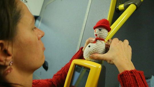 Trolejbus cały w ozdobach