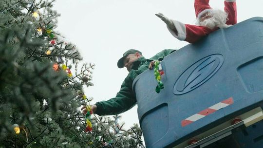 Mieszkańcy LSM wspólnie ubierali osiedlową choinkę a przedszkolaki miały zabawę mikołajkową