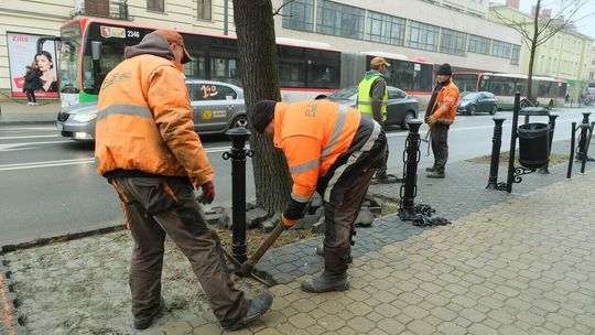 Usuwanie kostki brukowej na Krakowskim Przedmieściu