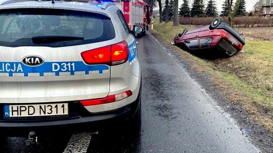 Dachowanie samochodu w miejscowości Zakręcie