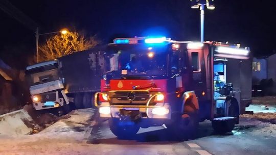 Ciężarówka przewożąca glikol wpadł do rowu w Ożarowie Ciężarówka przewożąca glikol wpadł do rowu w Ożarowie