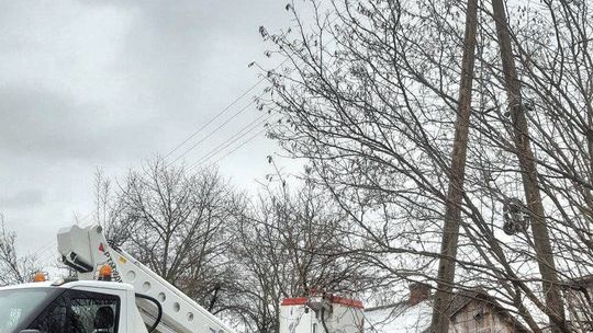 Borzechów Kolonia. Pracownicy z PGE Bełżyce region Kraśnik montują platformę