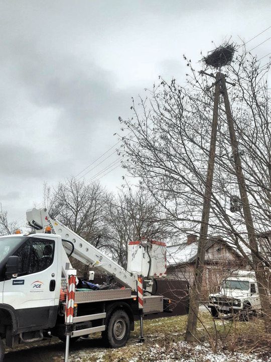 Borzechów Kolonia. Pracownicy z PGE Bełżyce region Kraśnik montują platformę