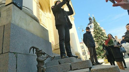Koziołek Onufry gra na schodach ratusza