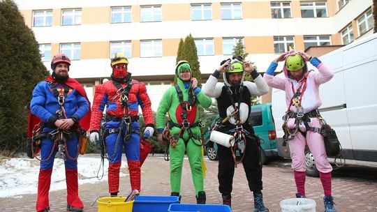 Alpiniści umyli okna w szpitalu dziecięcym