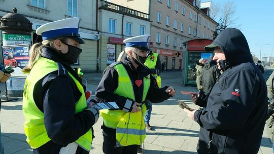 Policjanci z drogówki wspólnie z WORD Lublin rozdawali przechodniom opaski odblaskowe