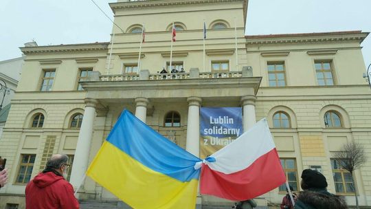 Po hejnale miejskim trębacz odegrał hymny Ukrainy i Polski 