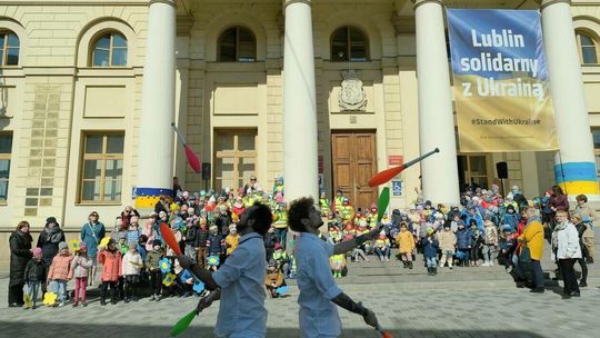 Lubelskie przedszkolaki i ukraińskie dzieci przywitały wiosnę w niebiesko-żółtych barwach