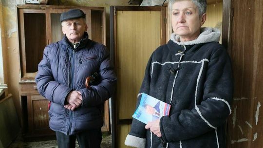 Zrujnowany budynek dawnej szkoły podstawowej w Szczuczkach