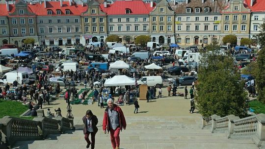 Tłum odwiedzających lubelska giełdę staroci