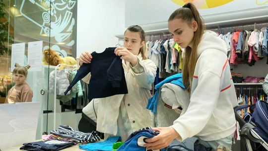 Hej! dzieci - punkt wydawania ubrań dla dzieci ukraińskich uchodźców w Skende Shopping Hej! dzieci - punkt wydawania ubrań dla dzieci ukraińskich uchodźców w Skende Shopping