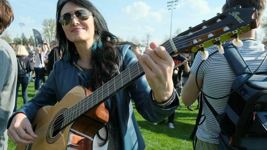 Gitarzyści grają Hey Joe na stadionie w Lublinie Gitarzyści grają Hey Joe na stadionie w Lublinie