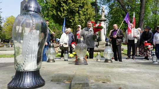 Przedstawieciele lubelskiej lewicy uczcili Święto 1 Maja na cmentarzu przy ul. Lipowej Przedstawieciele lubelskiej lewicy uczcili Święto 1 Maja na cmentarzu przy ul. Lipowej