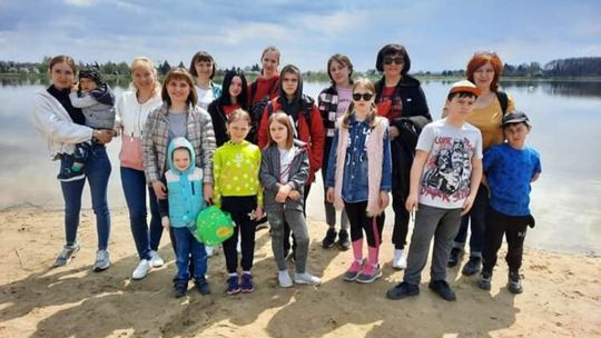 Ukrainki sadziły drzewka nad zalewem w Zamościu Ukrainki sadziły drzewka nad zalewem w Zamościu