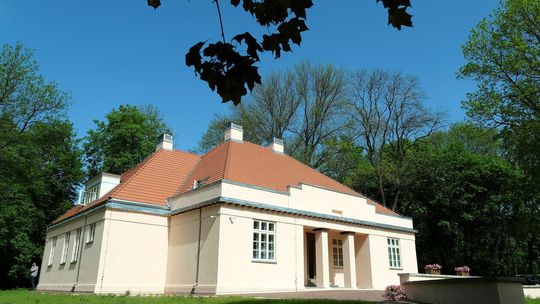 Odnowiony dworek w Ciechankach