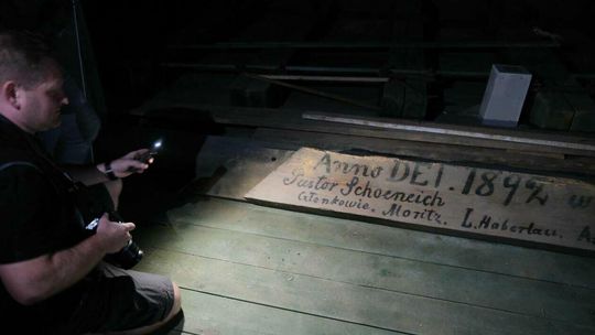 Belka z inskrypcją znaleziona kilka lat wczesniej na strychu kościoła