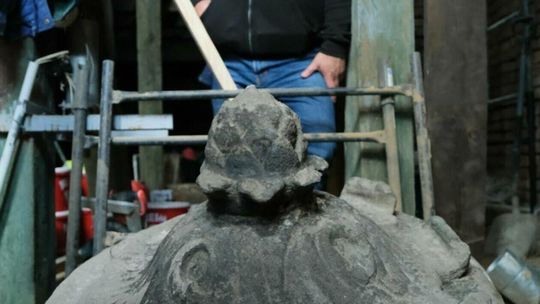 Zwieńczenie wazonu w którym znaleziono butelkę