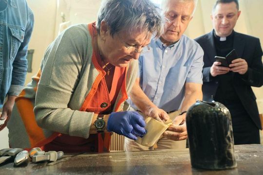 Konserwatorzy: Monika Konkolewska i Piotr Mazurek, ks. Grzegorz Brudny