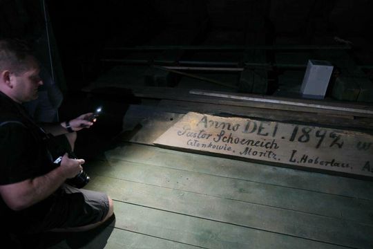 Belka z inskrypcją znaleziona kilka lat wczesniej na strychu kościoła