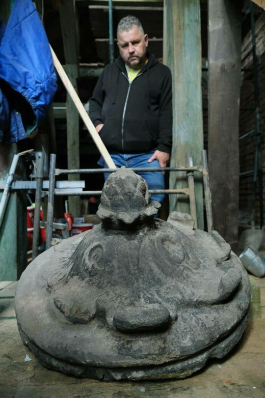 Zwieńczenie wazonu w którym znaleziono butelkę