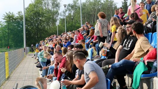 Mecz otwarcia nowego stadionu w Gołębiu