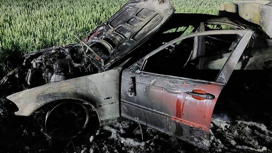 Nocny pożar samochodu w gminie Uchanie