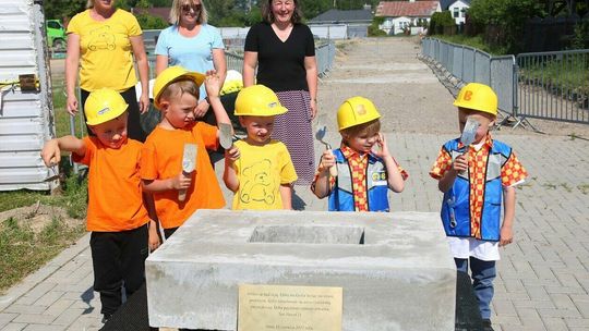 Podpisanie aktu erekcyjnego pod nowe przedszkole w Niedrzwicy Dużej