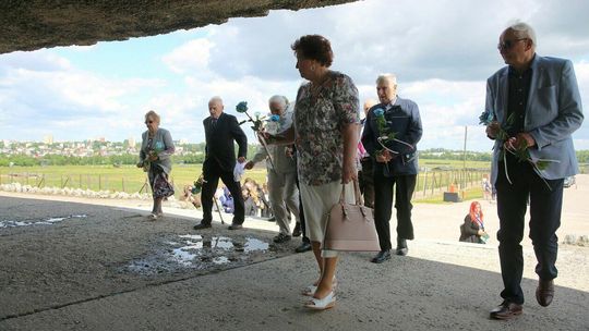 Złożenie wieńców przed mauzoleum na Majdanku Złożenie wieńców przed mauzoleum na Majdanku