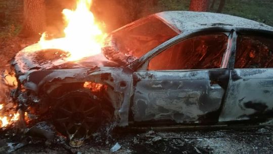 Porzucone i podpalone auto w lesie