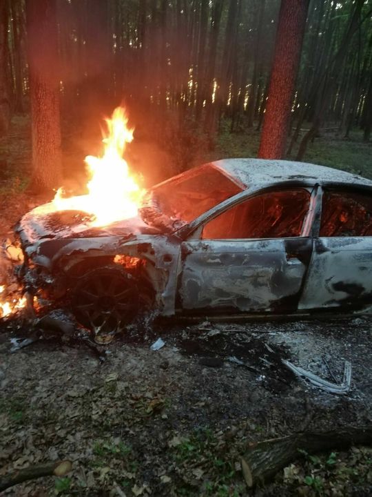 Porzucone i podpalone auto w lesie