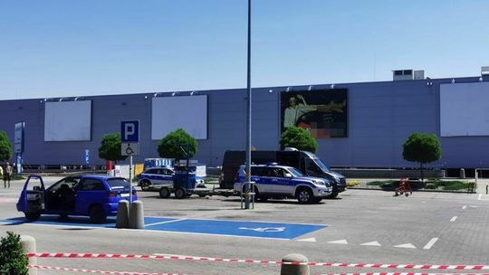 Akcja policji pod marketem w Lublinie - rzeczy znalezione w samochodzie