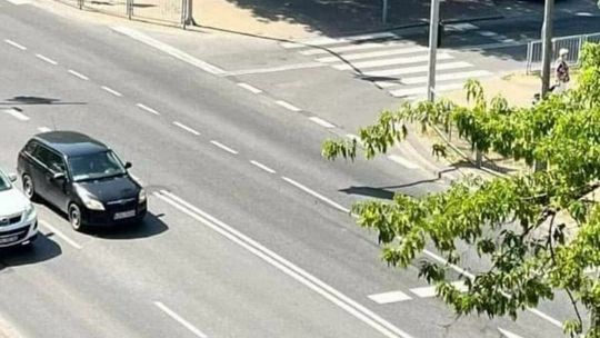 Zgubili trumnę. Wypadła z karawanu na ulicę w centrum Puław Zgubili trumnę. Wypadła z karawanu na ulicę w centrum Puław